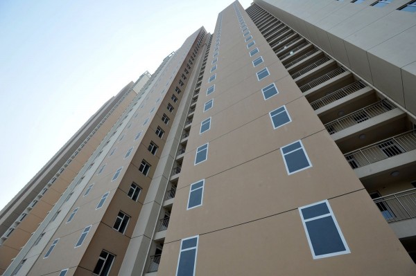 china-qingdao-painted-windows-on-residential-high-rise-apartment-building-07-600x399.jpg