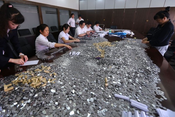 chinese-bank-icbc-kunming-counting-10k-rmb-in-10-cent-coins-01-600x400.jpg