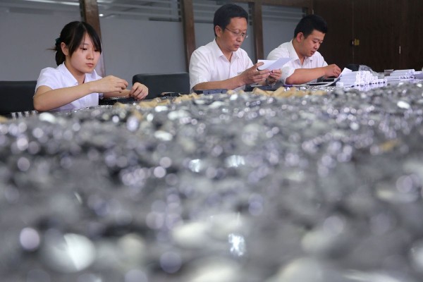 chinese-bank-icbc-kunming-counting-10k-rmb-in-10-cent-coins-05-600x400.jpg