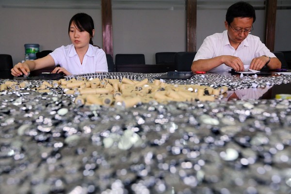 chinese-bank-icbc-kunming-counting-10k-rmb-in-10-cent-coins-07-600x400.jpg