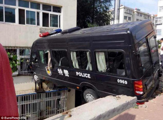 kínai-rendőr-parkol-1.jpg