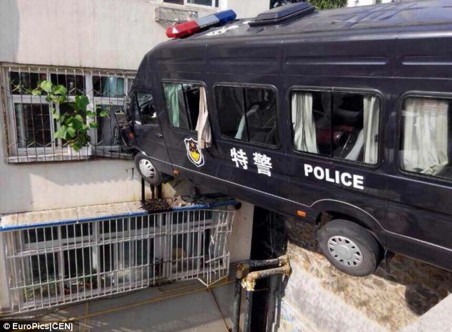 kínai-rendőr-parkol-3.jpg