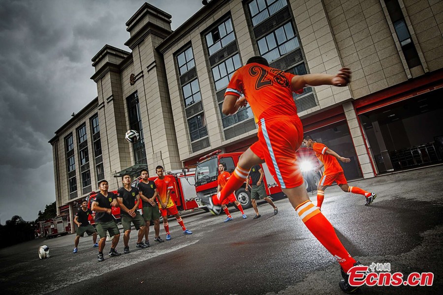 kínai-tűzoltók-focivb-lázban-1.jpg