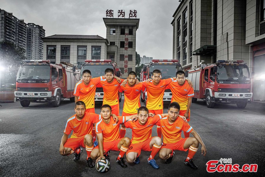 kínai-tűzoltók-focivb-lázban-5.jpg