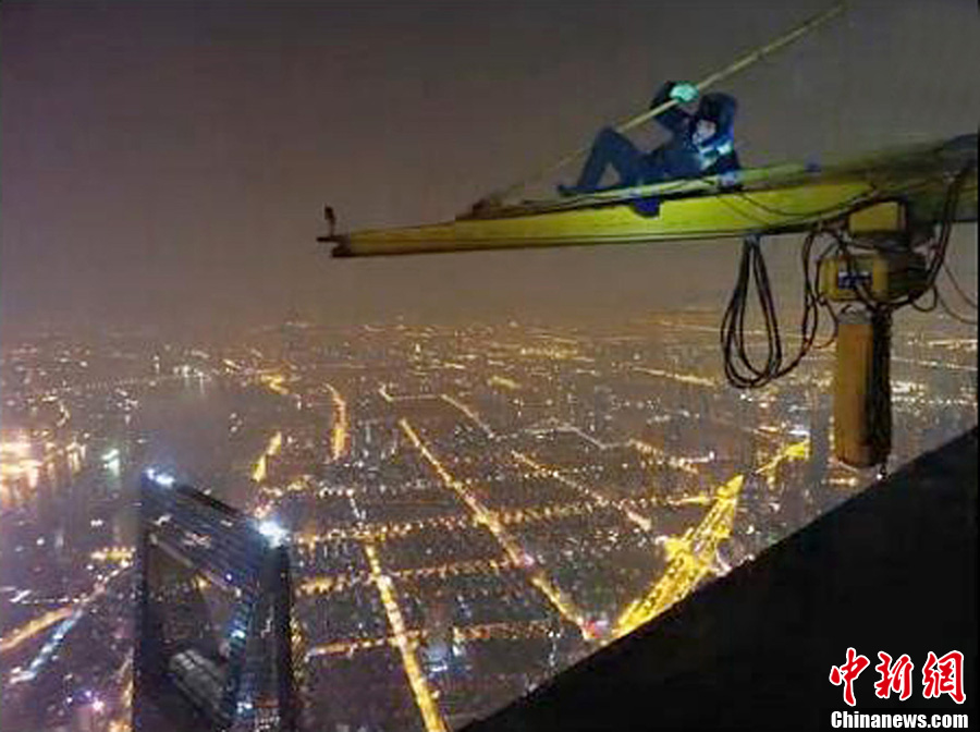 kínaiak-felmásztak-sanghaj-toronyra-1.jpg