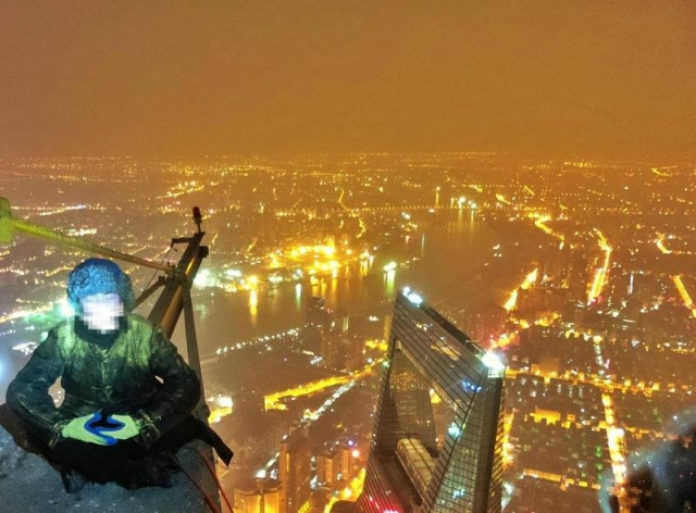 kínaiak-felmásztak-sanghaj-toronyra-10.jpg