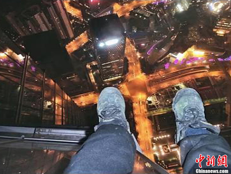kínaiak-felmásztak-sanghaj-toronyra-2.jpg