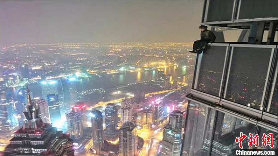 kínaiak-felmásztak-sanghaj-toronyra-4.jpg