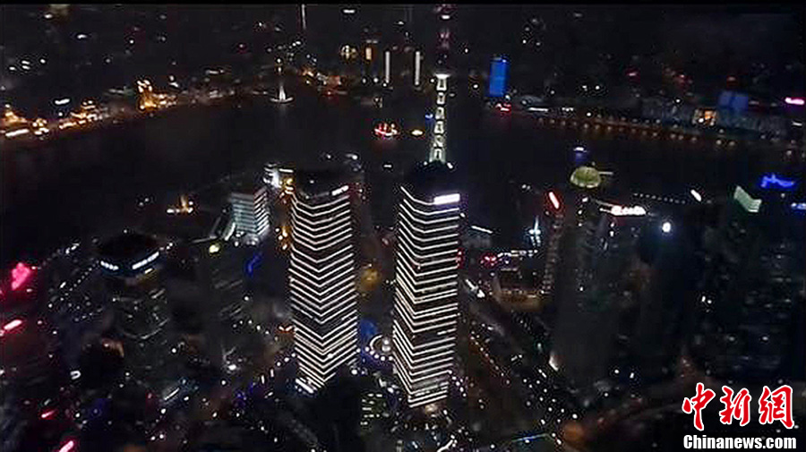 kínaiak-felmásztak-sanghaj-toronyra-6.jpg