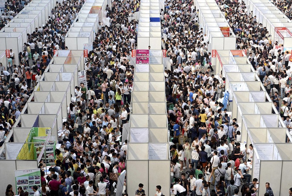 Chongqing, Délnyugat-Kína - ezrek tolonganak az állásbörzén