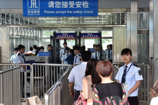 pekingi-metro-biztonsági-ellenőrzés-3.jpg