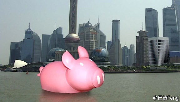 pink-piggy-in-shanghai-huangpu-river-pudong-skyline-toy-story-1.jpg