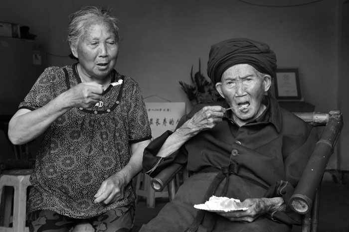 the-worlds-oldest-woman-Fu-suqing-and-her-caughter-eat-cake.jpg