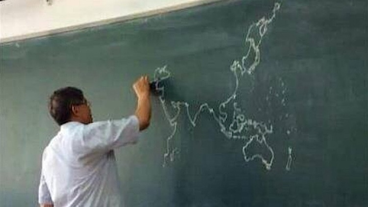világtérképet-rajzol-a-tanár.jpg