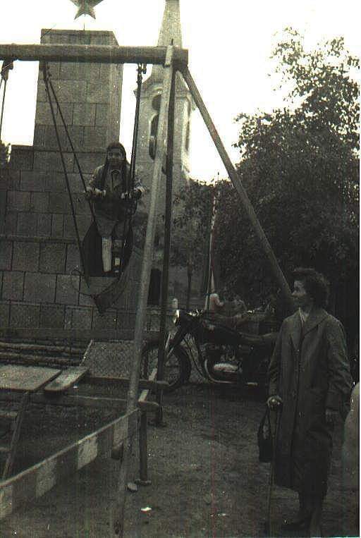 bucsu_a_templomnal_az_1950-es_evek_vege_fele_kissanek_ila.jpg