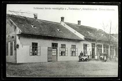 schlosser_istvan_vendegloje_a_turistahoz_-_kulso-becsi_ut_uromi_allomas_1910-es_evek.jpg