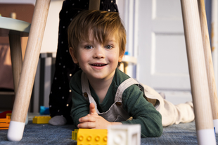 Hogyan segít a LEGO Csoport a koronavírus által érintett családokon?
