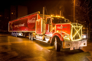 Király Viktor utazik idén a Coca-Cola Karácsonyi Karavánnal