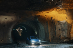 Európa egyik legkülönösebb autóstúra-útvonala, amiről még sosem hallott: 400 méteres mélységben száguld a Ford Fiesta ST