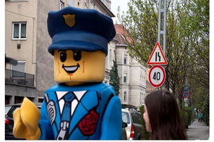 LEGO® City rendőr hívja fel a figyelmet a gyermekek biztonságos átkelésére a zebrán