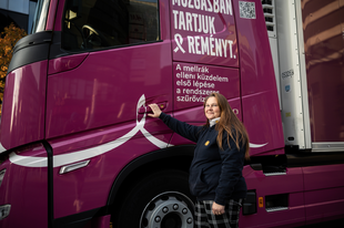 Művészek és rózsaszín kamionok hívják fel a figyelmet a mellrák elleni küzdelemre