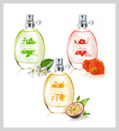 AVON Scent Essence kölnik<br />A Scent Essence kollekció idén nyáron három könnyed, friss, virágos illattal bővül. A Scent Essence parfümök különlegessége, hogy egymagukban is mesés az illatuk, azonban, ha még egyedibbé szeretnénk varázsolni, akkor bátran keverhetjük őket, hogy a végeredmény minél inkább kifejezhesse személyiségünket. A mostani kollekció tagjai közül a Lime Verbena egy frissítő citrusos illat, mely lime verbénát, tavaszi fréziát és pézsmát ölel magába, a Wild Poppy bergamottal, pipaccsal és cédrusfával megbolondított virágos jegyeket hordoz, míg a Passion Fruit kölni egy maracujával, rózsaszín vízililiommal és fehér pézsmával fűszerezett, imádnivalóan gyümölcsös variáns. 