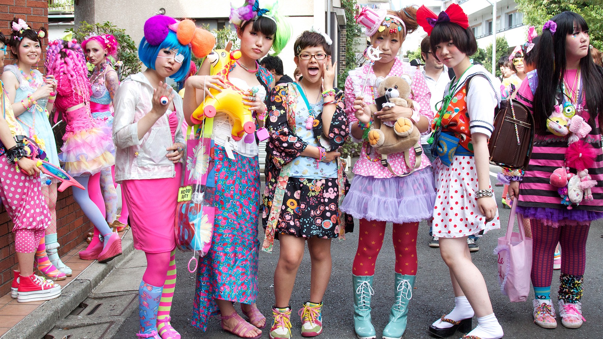 Extrém ruhaköltemények és kiegészítők <br />A tokiói Harajuku negyed utcáit járva olyan izgalmas jelenségekkel is találkozhatunk, amelyeket szinte csak Japánban láthatunk. A fiatalok egy része igen extrémen öltözik, így az általuk is közkedvelt negyedben megfigyelhetjük a japán öltözködés legkirívóbb darabjait is<br />Forrás: Medium.com/TokyoFashion<br />