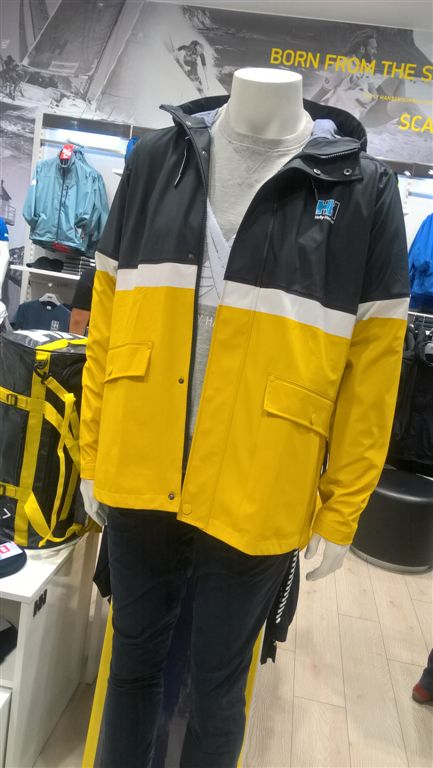 A Helly Hansenről:&lt;br /&gt;A Helly Hansen márkát 1877-ben, a norvégiai Moss-ban alapították, és azóta is világelsőként szolgálja azokat, akiknek munkájuk vagy kalandjaik miatt az elemekkel kell megküzdeniük. A ruházatokat a skandináv dizájnnak és a legszélsőségesebb időjárási viszontagságoknak megfelelően tervezték, hogy magabiztosságot nyújtsanak a profiknak, amikor munkájuk során szembeszállnak a természet legzordabb elemeivel. A vállalat készítette el az első vízhatlan anyagot a világon, 140 évvel ezelőtt, majd az 1960-as években bemutatta az első Propile™ fleece középső réteget. Az 1970-es években bemutatta az első LIFA® Stay Dry technológiával készült technikai aláöltözetet, napjainkban pedig a díjnyertes H2Flow hőmérséklet-szabályozó technológiával rukkolt elő. A Helly Hansen világelső a technikai vitorlásruhák forgalmazásában. Emellett a márka öltözeteit több mint 50 000 professzionális síelő viseli a világ száznál is több síterepén, és a hegymászók, válogatott versenyzők, olimpikonok és a kifinomult ízlésű kirándulók kedvelt viselete is. A Helly Hansen felsőruházatai, aláöltözetei, sportruházati termékei és cipői jelenleg a világ több mint 40 országában kaphatók. Ha többet szeretne megtudni a Helly Hansen legújabb kollekcióiról, látogasson el a www.hellyhansen.com oldalra.&lt;br /&gt;