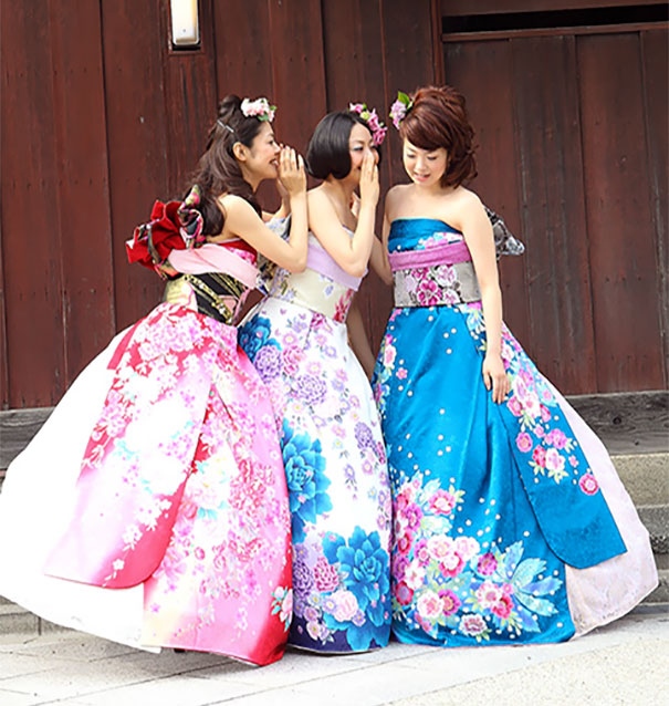 Eklektikus, újragondolt esküvői ruhák<br />A japános kísérletező kedv tetten érhető az olyan hagyományos eseményeken is, mint például az esküvő. Az aprólékosan kidolgozott alkalmi ruhákon megfigyelhetjük a japán divat kifinomult eleganciáját. Ahogy az a Japánspecialista blogján is olvasható, Japánban nem ritka, hogy a tradicionális sintó esküvőt nyugati elemekkel kombinálják. A hagyományoknak megfelelően a menyasszonyoknak hosszú ujjú kimonót kellene viselniük, de sok ara kicsit módosítja a ruháját. A nyugati típusú ruhákra kimonót helyeznek, és annak ujjait hátrahajtják, így egy elegáns pánt nélküli darabot kapnak.<br /><br />Forrás: <br />„Csakúgy, mint az élet megannyi területén, az öltözködés esetében is számtalan érdekességgel találkozhatunk Japánban. Érdemes ellátogatni a szigetországba, és megfigyelni a kifinomult japán stílusokat, amelyekből kedvünkre meríthetünk ötleteket saját szettjeinkhez” – mesélte a Japánspecialista helyi tudósítója, Aliz, aki nemrég saját vlogot is indított. Ha szeretnéd tudni, hogyan látja egy vidéki lány a szigetországot, akkor kövesd Youtube csatornáját.<br />