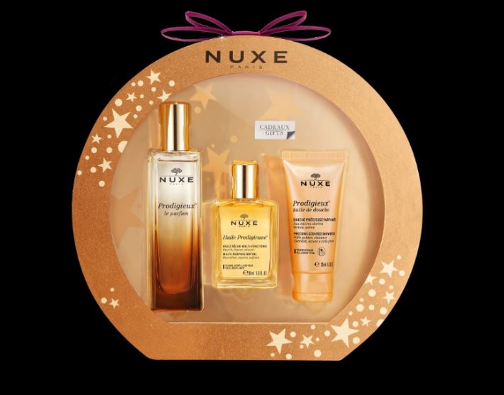 Karácsonyi ajándékcsomag<br />NUXE Csodálatos harmónia szett<br />Ez a gyönyörű, elegáns selyem masnival átkötött aranydoboz tökéletes ajándék az Huile Prodigieuse®<br />szárazolaj és a Prodigieux® parfüm szerelmeseinek. Kezdje bőre kényeztetését már kora reggel, az érzéki illatjegyeket hordozó Prodigieux® Tusfürdő olajjal, melynek értékes formulája finom arany-gyöngyház színben csillogó szemcsékkel ékesíti bőrét. Egy elbűvölő illat által ihletett sugárzó buborék<br />