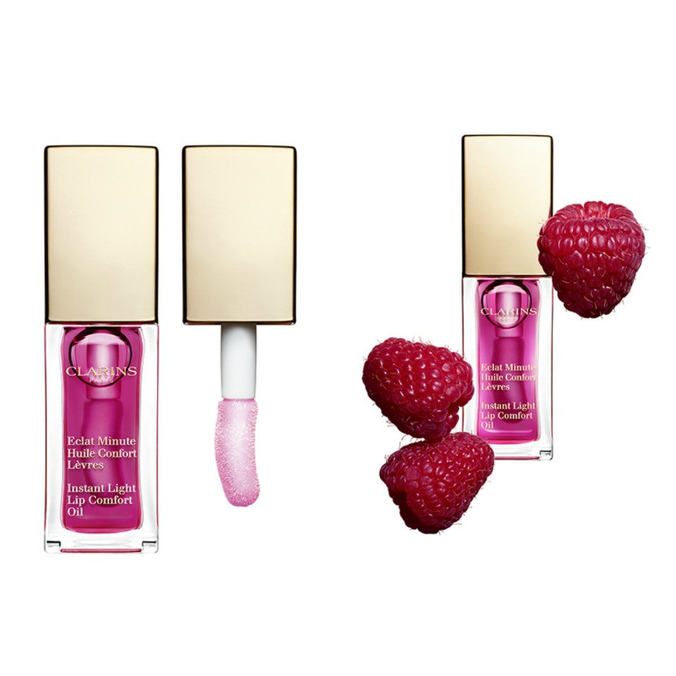 A Clarins Ajakápoló Olaja (Lip Comfort Oil) most négy új népszerű árnyalatban kapható, melyek feltűnés nélkül ragyognak. Egyedülálló formulája az ajakápoló és a szájfény tökéletes egyensúlyát biztosítja. Hihetetlen fény, finom illat, táplálás és védelem: az ajkaid kétségtelenül mosolyra húzódnak tőle!<br />Kellemesen édeskés, természetes hatás, személyre szabott eredmény.<br />Cseresznye, málna és eper illatával rendelkező finom, fénylő textúra.<br />Egy “intelligens” pigment alkotja a természetesnek tűnő személyre szabott pink színt.<br />