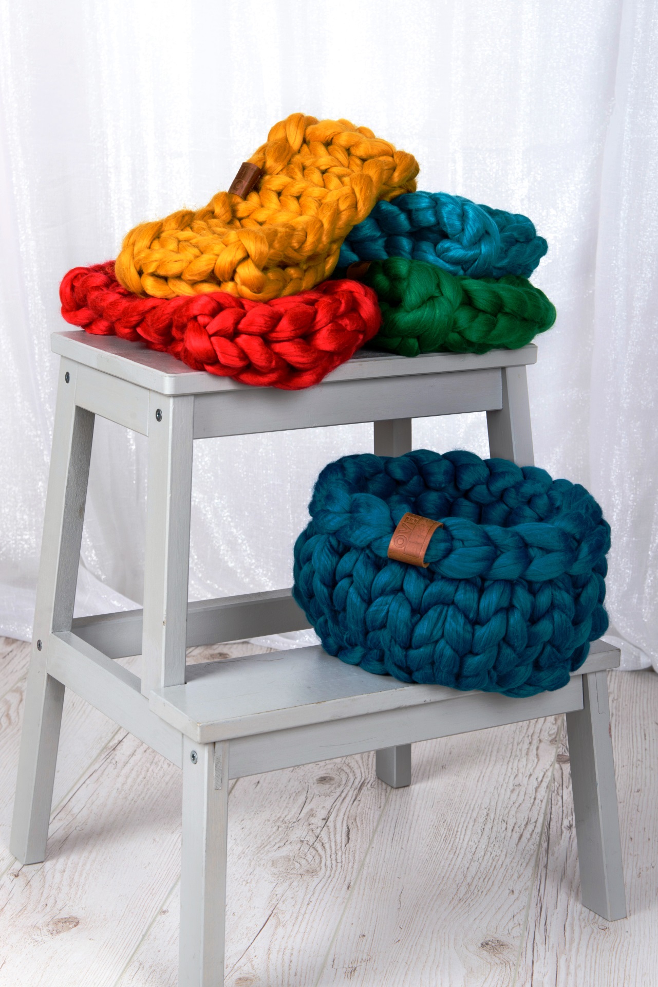 Mi is az giant knitting és arm knitting technika?<br />A termékeket, az alapanyagot és a technikát is nagy érdeklődés kíséri évek óta a külföldi oldalakon, online magazinokban, és mára hazánkban is egyre nagyobb népszerűségre tesz szert. A kezdetek az ausztrál Jacqui Finkhez vezethetőek vissza, aki 2012-ben robbant be luxustakaróival. A giant knitting az extra méretű fonalakkal, extra méretű eszközökkel való kötést jelenti. Ezzel szemben az arm knitting technika vastag fonalak használatával karral törtőnő kötést jelenti. 
