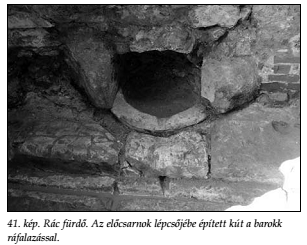 Az előcsarnok lépcsőjébe épített kút (Papp - Lászay, 2009)