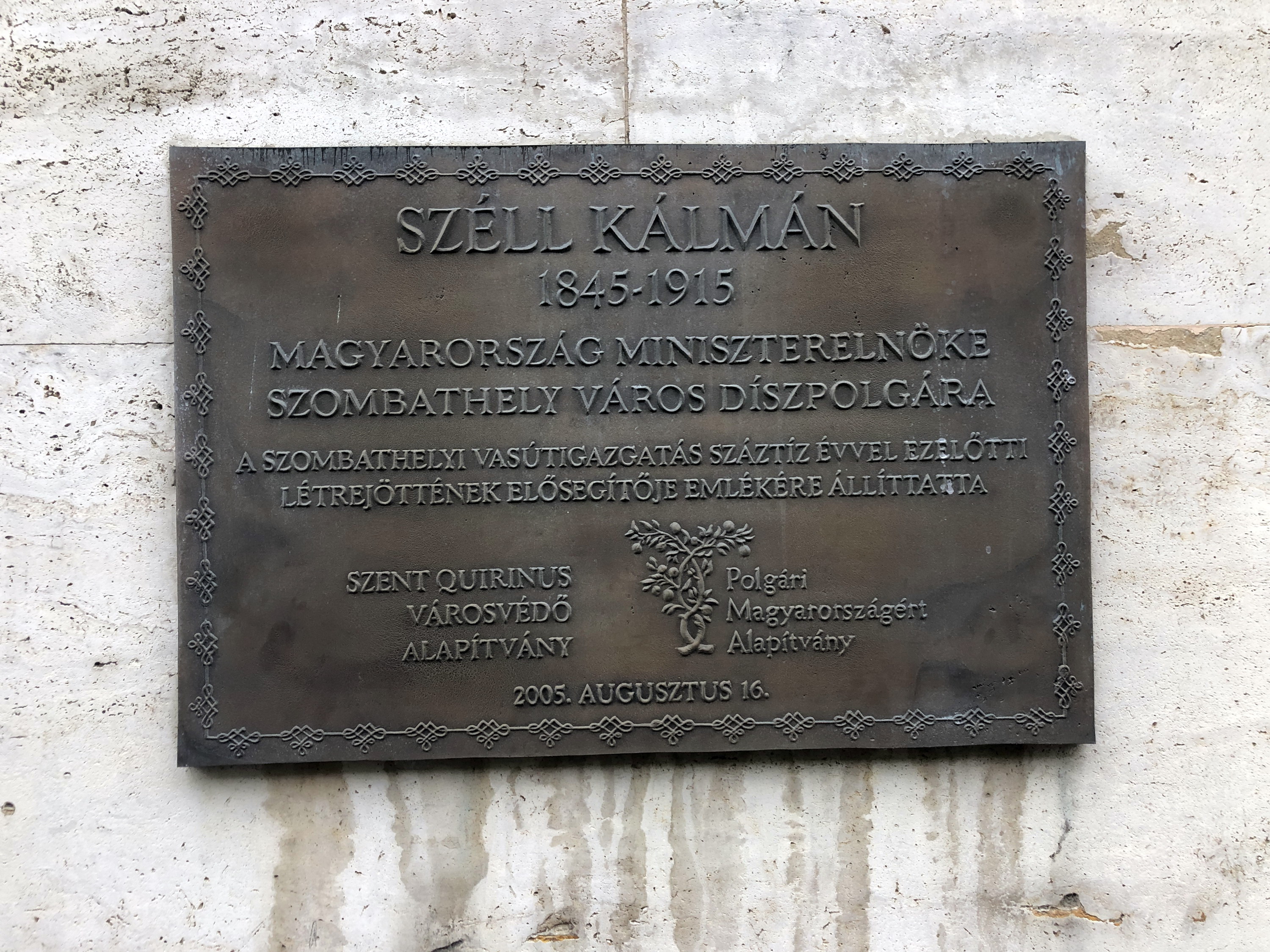 A lépcsőház földszintjén míves emléktábla hirdeti Széll Kálmán - Magyarország  Miniszterelnöke és Szombathely díszpolgára - szerepét a MÁV Szombathelyi Igazgatóságának létrejöttében.