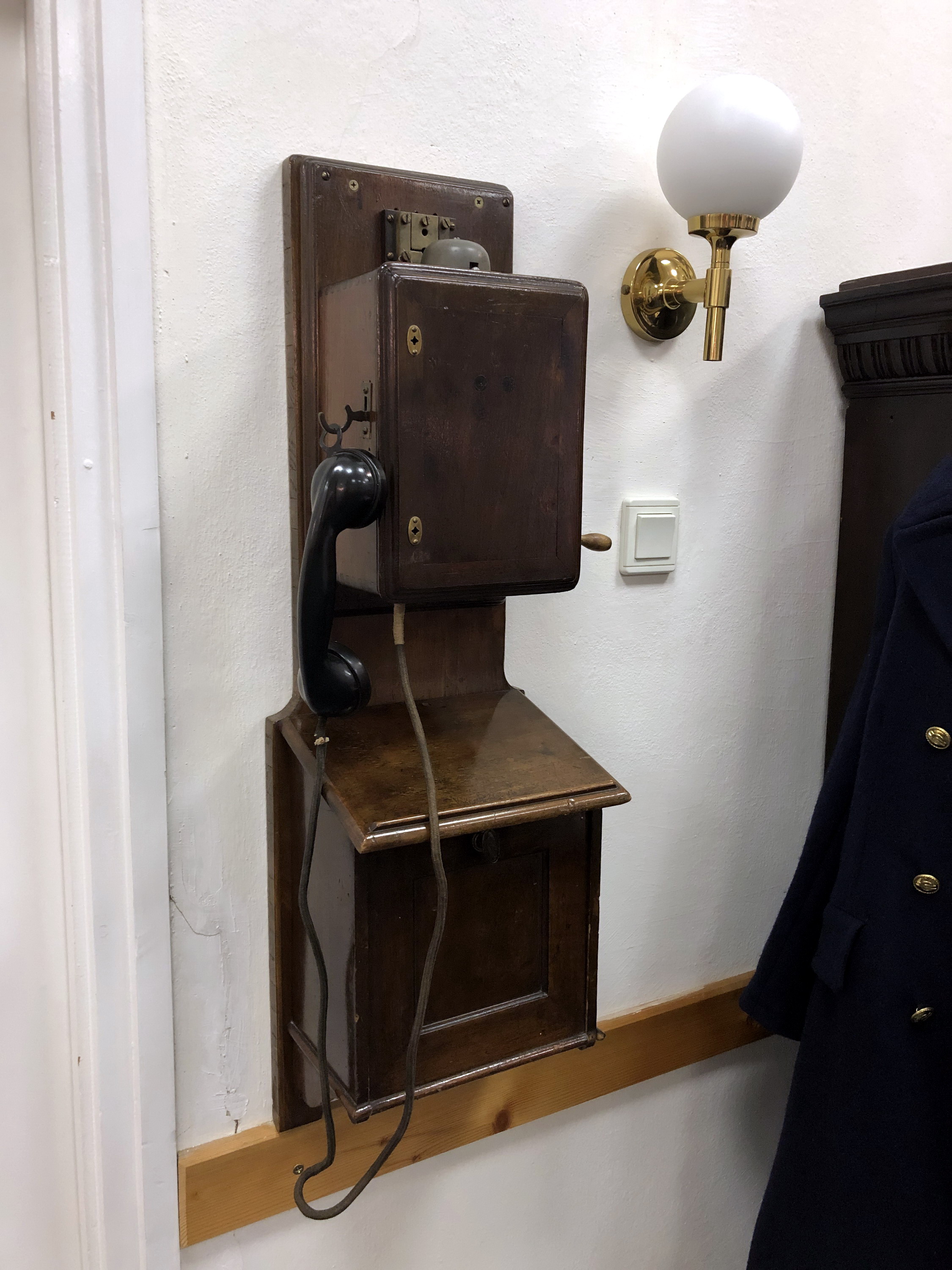 Átalakított M.Á.V.-szabványú faházas LB telefon ‘kurtított‘ telephátdeszkával. A kanállhallgató helyére CB.35-ös bakelit kézibeszélő került, a Berliner mikrofon szárát rögzítő hüvelyek helyét ledugózták. A csengőharangok helyére egy telefonközpontos csengőt szereltek be.