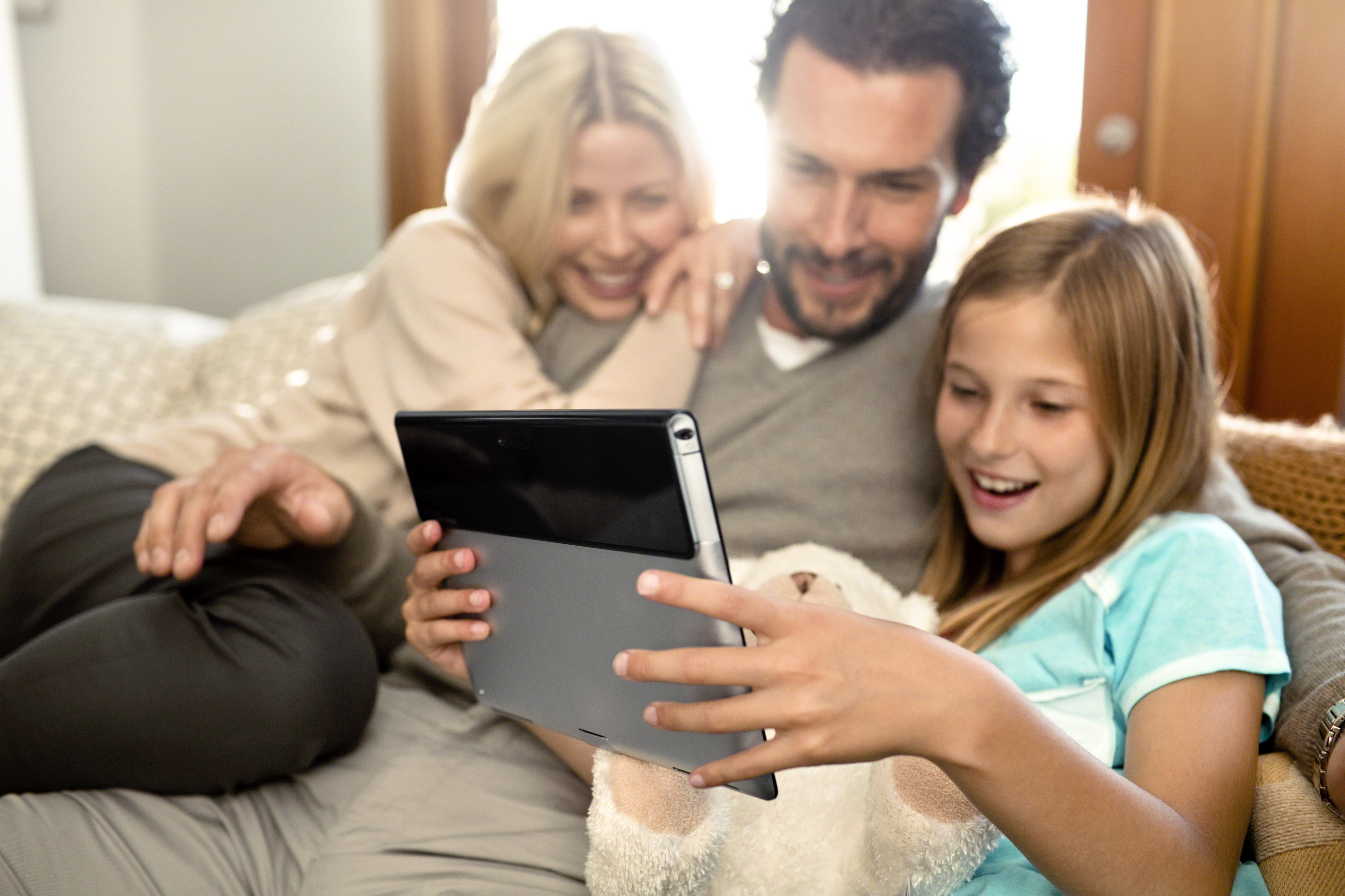 sony_xperia_tablet_s_5_s_caucasian_family.jpg