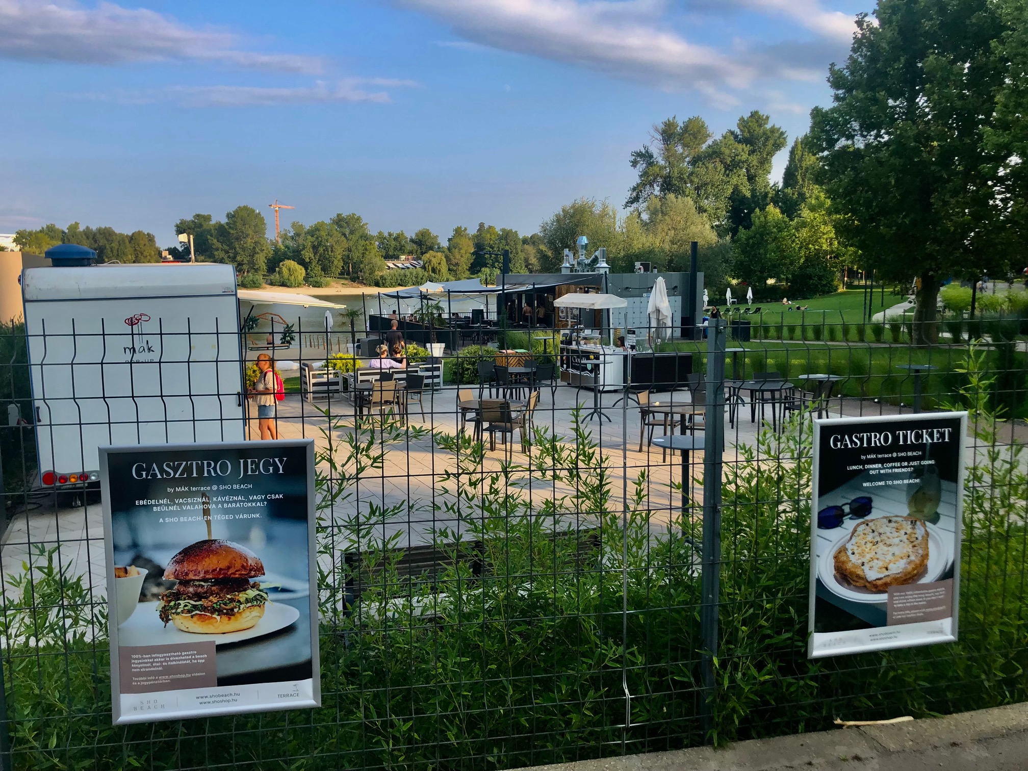 strand_kivulrol_plakatokkal.jpg