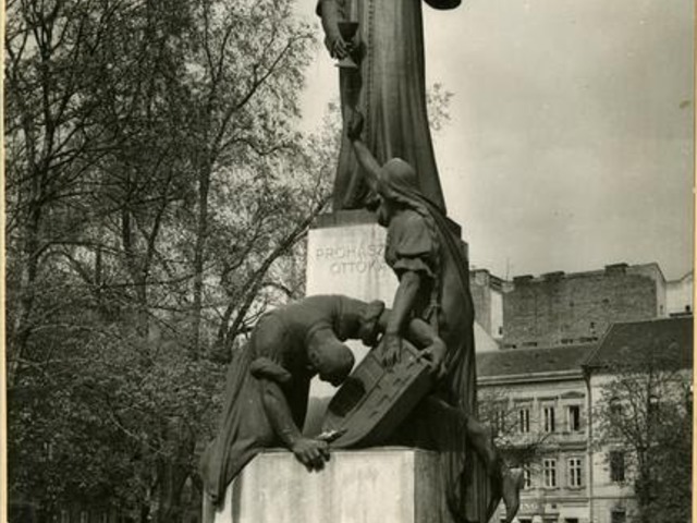 A Károlyi-kert szobrai