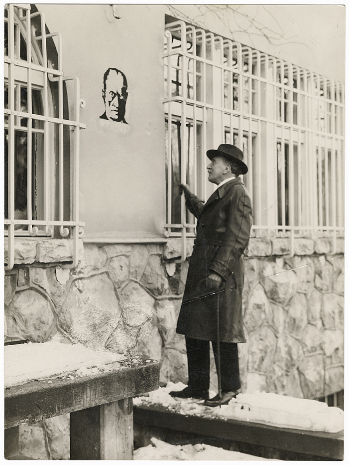 Vajda M. Pál: Herczeg Ferenc a villája előtt, 1940-es évek (PIM, Művészeti, Relikvia- és Fotótár)
