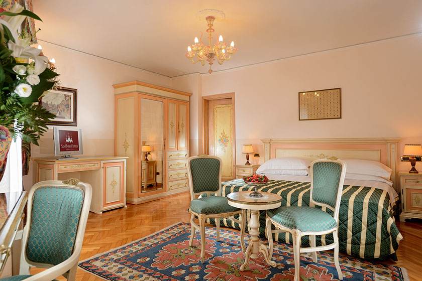 Szoba a Hotel Cavallettóban ma (https://www.hotelcavallettovenice.com/photogallery/)