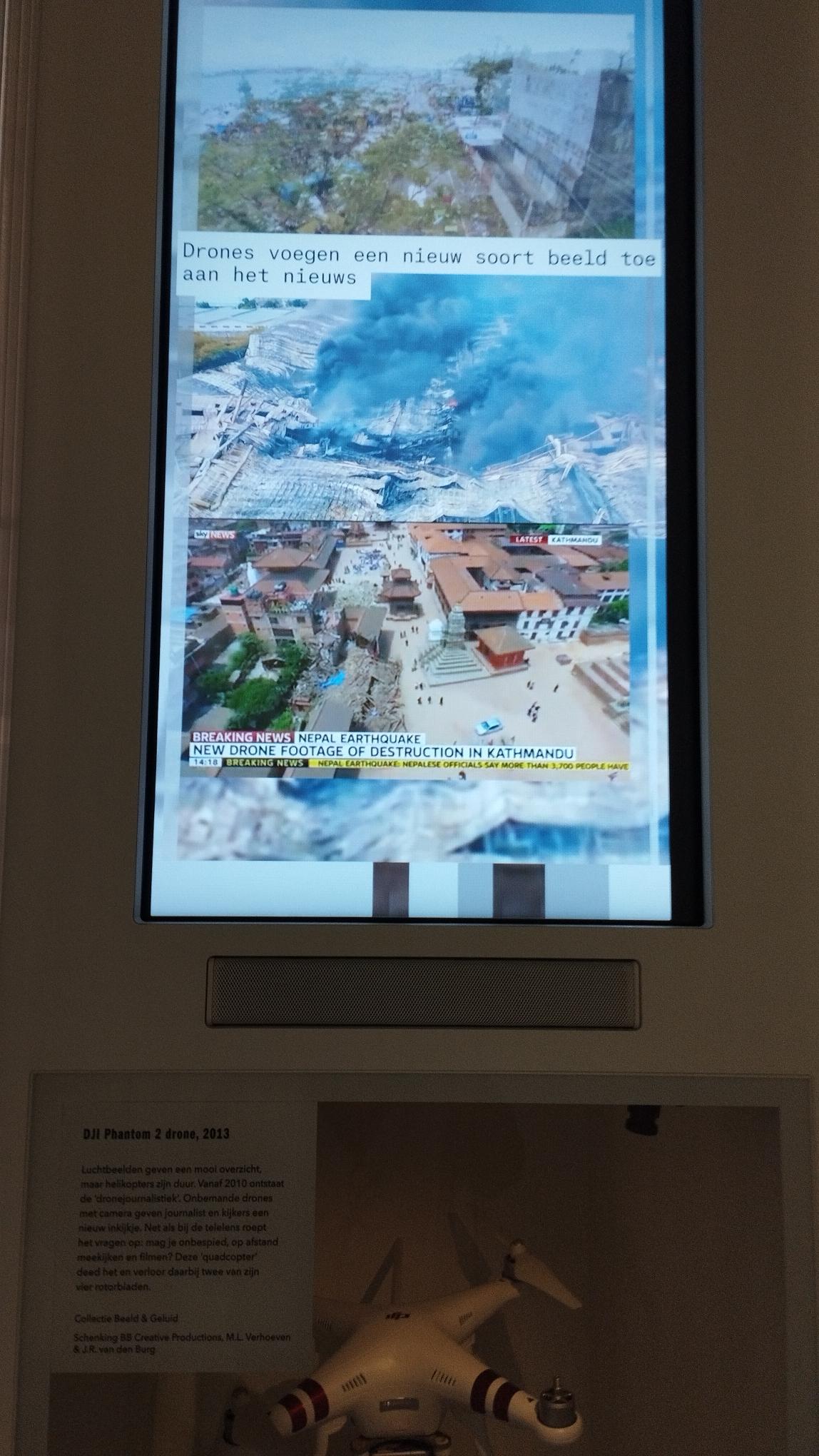 A hilversumi Beeld & Geluid médiamúzeumban a monitorok arányai a mobiltelefonéhoz igazodnak, a kiállítási „falszövegek” a közösségimédia-platformok, például a tik-tok szövegelhelyezését és szövegmennyiségét (!) veszik alapul (fotó: PIM)