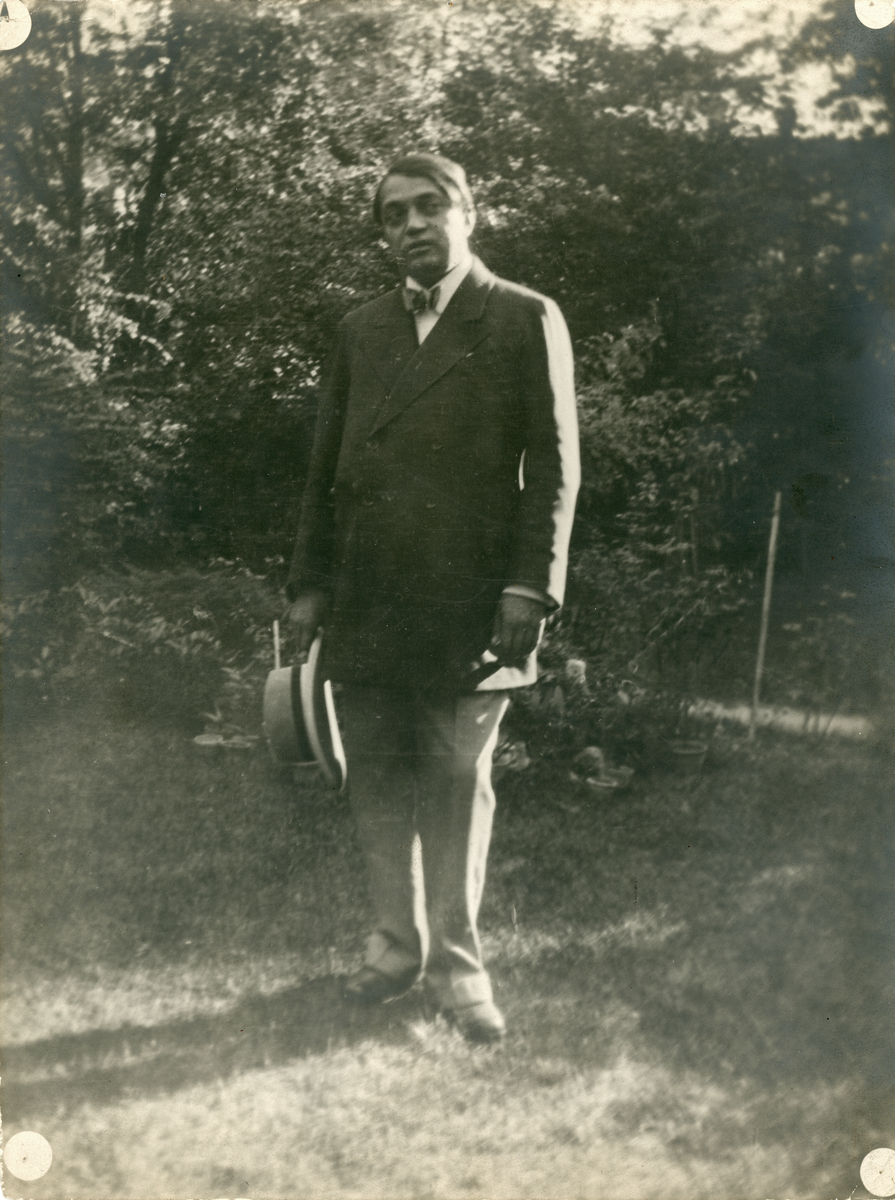 Ady Endre Bölöniék Zárda utcai kertjében, 1914. május, Budapest; fotó: Bölöni Györgyné (PIM, Művészeti, Relikvia- és Fotótár)