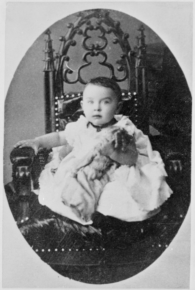Ady Endre egyéves korában, 1878; ismeretlen fotós (PIM, Művészeti, Relikvia- és Fotótár)
