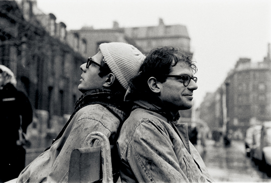 Peter Orlovsky és Allen Ginsberg Párizsban, 1957 végén (Fotó: Harold Chapman)