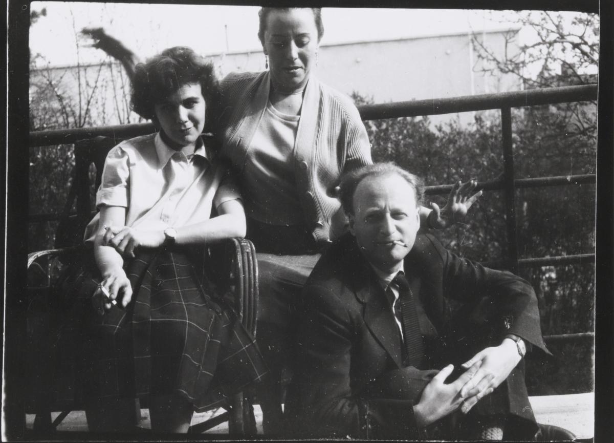 Réz Pálné, Déry Tiborné és Réz Pál (ismeretlen fotós felvétele, 1964 körül) (PIM Művészeti, Relikvia- és Fotótár)