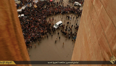 Sokkoló fotókat tett közzé melegek kivégzéséről az Iszlám Állam