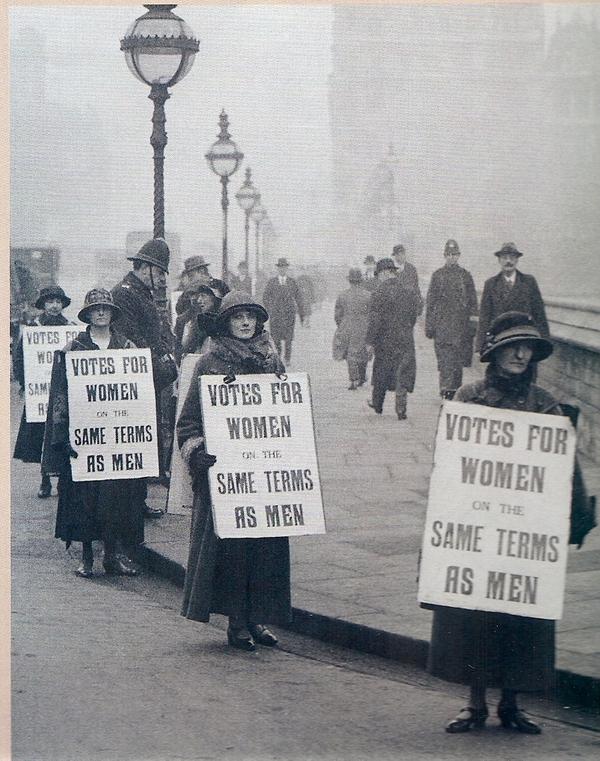 AU-SUJET-DES-SUFFRAGETTES.jpg