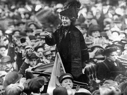 Emmeline_Pankhurst_adresses_crowd2.jpg