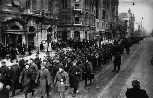 Szovjet alakulatok menetelnek az Üllői úton. 1945. február2.jpg