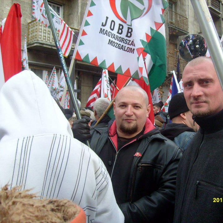 Ander_Balazs_Jobbik_Somogy_2_es_valasztokerulet_Barcs_kepviselojelolt_orszagos_lista_megujulas_fekete_bordzsekis_borfeju_skinhead_szkinhed_tuntet.png